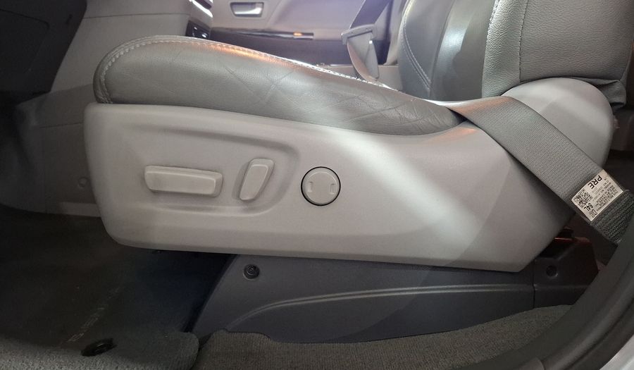 Toyota Sienna 3.5 XLE AT Minivan 2016