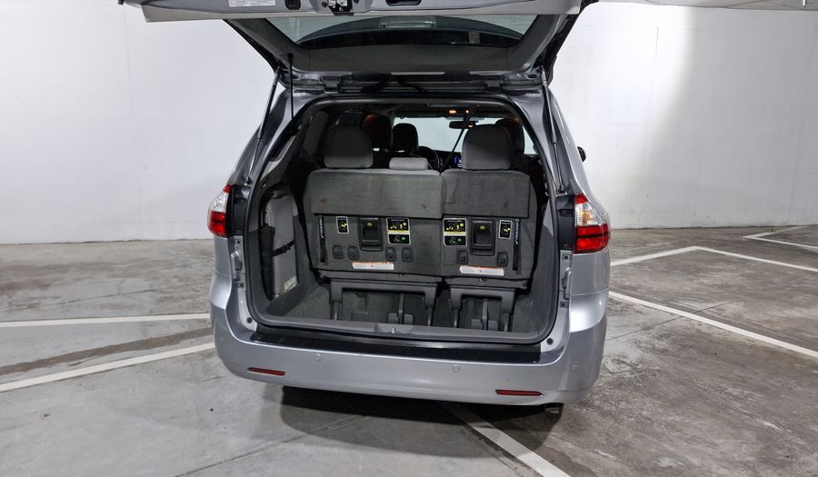 Toyota Sienna 3.5 XLE AT Minivan 2016