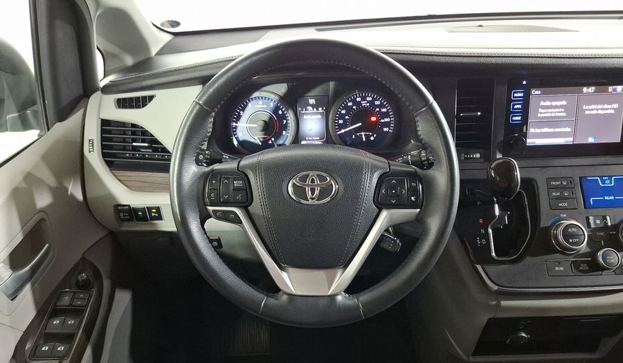Toyota Sienna 3.5 XLE AT Minivan 2016