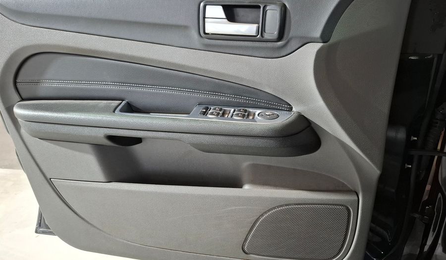 Ford Focus Ii 2.0 GHIA Hatchback 2011
