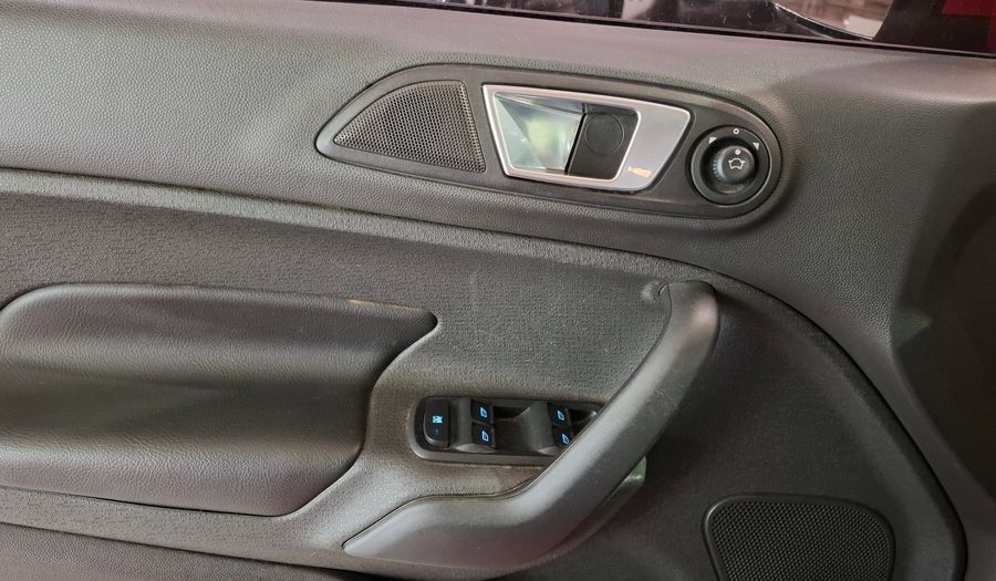 Ford Fiesta Kinetic Design 1.6 16V TITANIUM Hatchback 2014