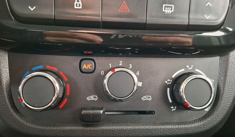 Renault Kwid 1.0 ICONIC OUTSIDER Hatchback 2025