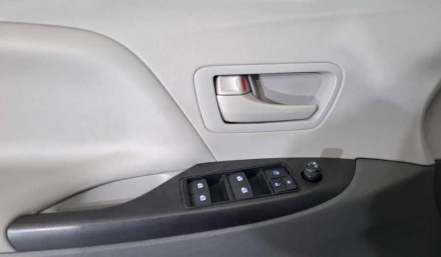 Toyota Sienna 3.5 CE AT Minivan 2015