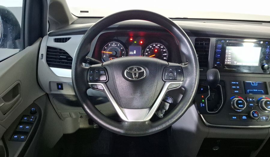 Toyota Sienna 3.5 CE AT Minivan 2015