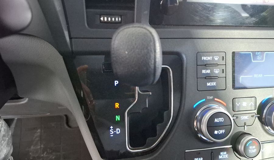 Toyota Sienna 3.5 CE AT Minivan 2015