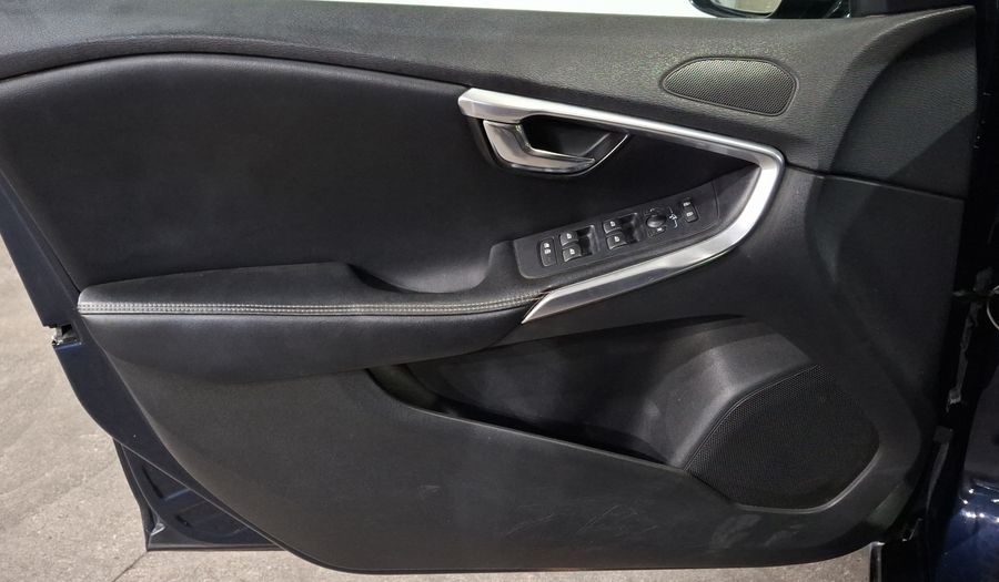Volvo V40 2.0 R-DESIGN Hatchback 2014