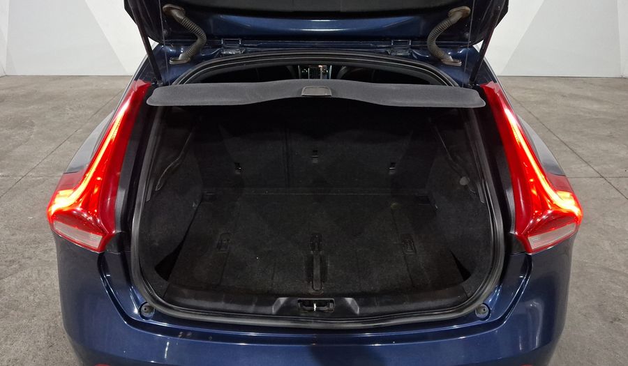 Volvo V40 2.0 R-DESIGN Hatchback 2014