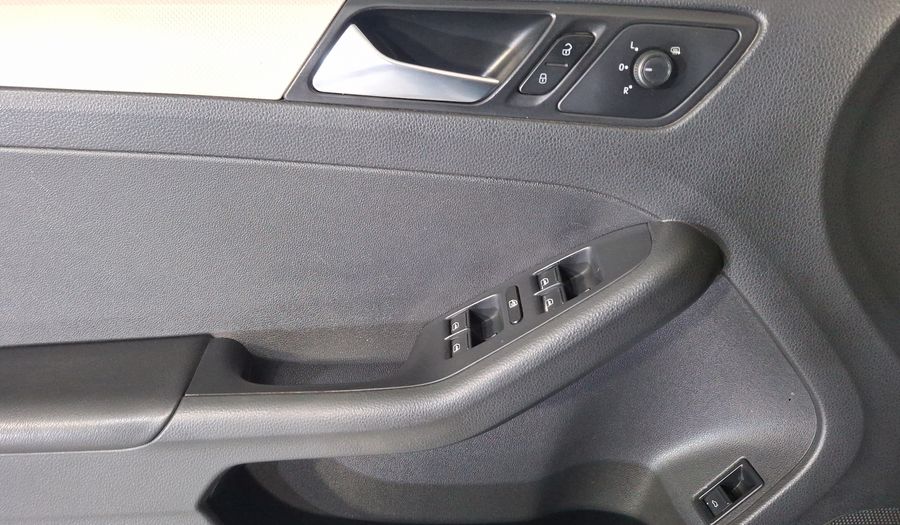 Volkswagen Jetta 2.5 TRENDLINE MT Sedan 2016