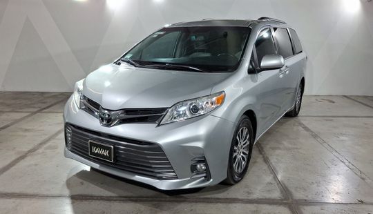 Toyota • Sienna