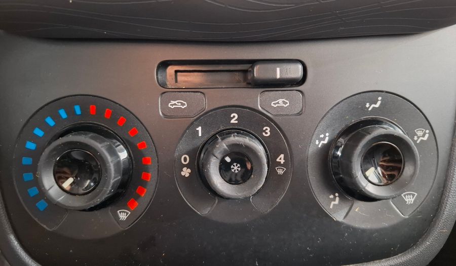 Fiat Punto 1.6 16V ESSENCE 5P Hatchback 2013