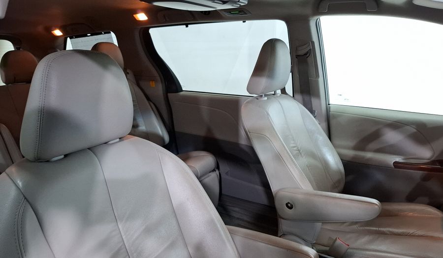 Toyota Sienna 3.5 XLE PIEL AT Minivan 2011