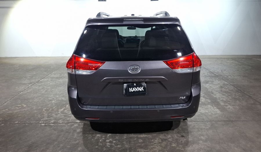 Toyota Sienna 3.5 XLE PIEL AT Minivan 2011
