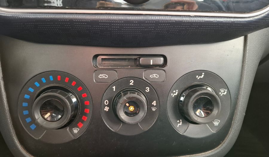 Fiat Punto 1.4 ATTRACTIVE 5P Hatchback 2013