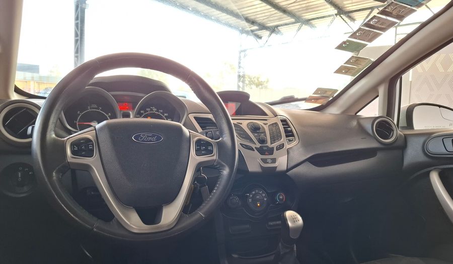 Ford Fiesta Kinetic Design 1.6 16V TITANIUM Hatchback 2013
