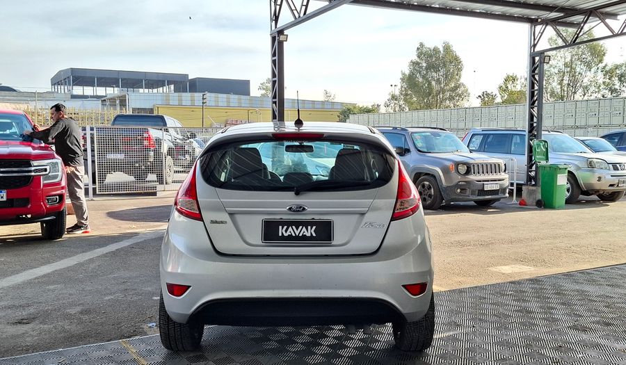 Ford Fiesta Kinetic Design 1.6 16V TITANIUM Hatchback 2013