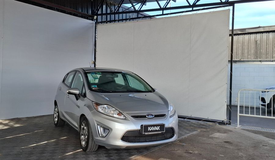 Ford Fiesta Kinetic Design 1.6 16V TITANIUM Hatchback 2013