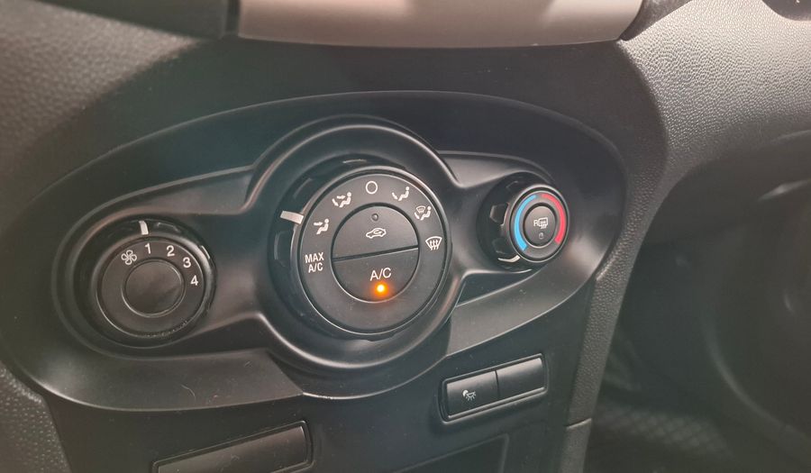 Ford Fiesta Kinetic Design 1.6 16V TITANIUM Hatchback 2013