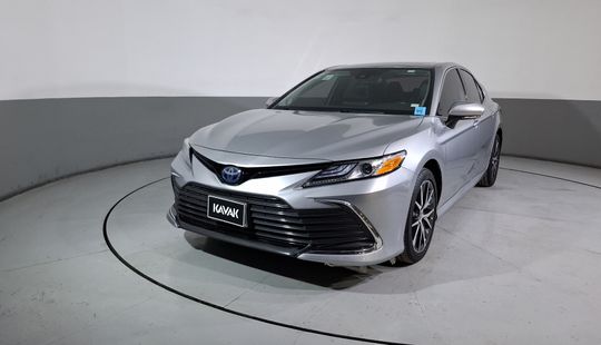 Toyota • Camry