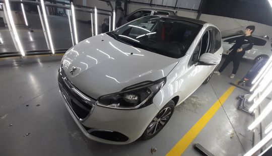 Peugeot • 208
