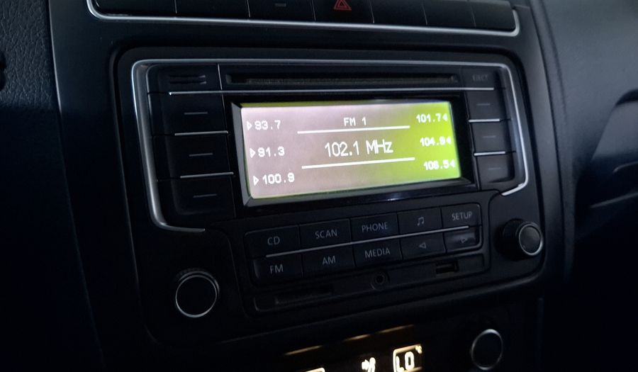 Volkswagen Vento 1.6 HIGHLINE MT Sedan 2014