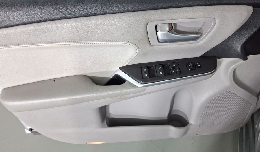 Toyota Camry 2.5 XLE NAVI L4 6AT Sedan 2016