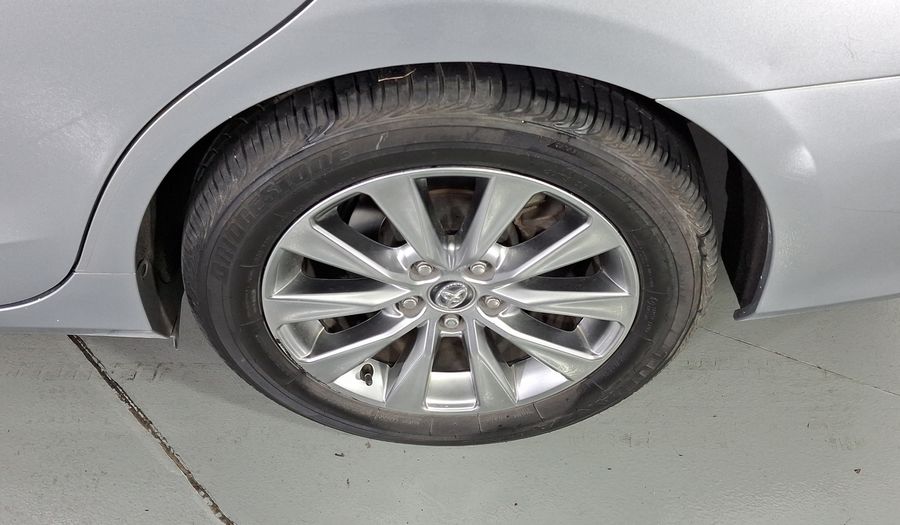 Toyota Camry 2.5 XLE NAVI L4 6AT Sedan 2016