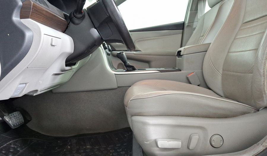Toyota Camry 2.5 XLE NAVI L4 6AT Sedan 2016