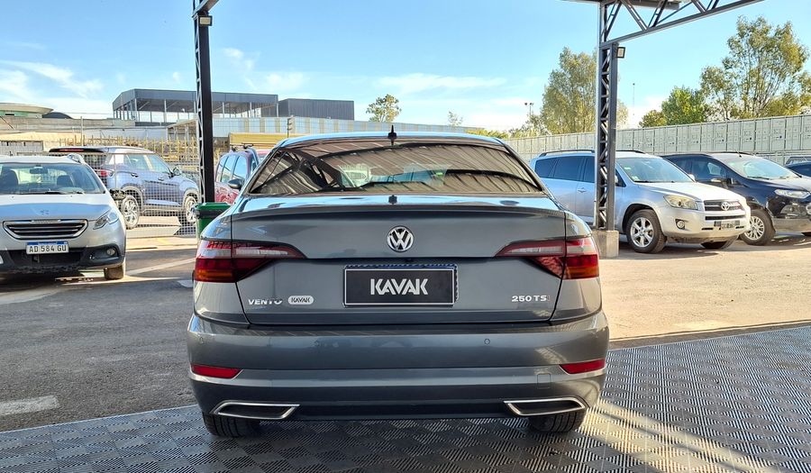 Volkswagen Vento 1.4 TSI HIGHLINE 250 AUTO Sedan 2021