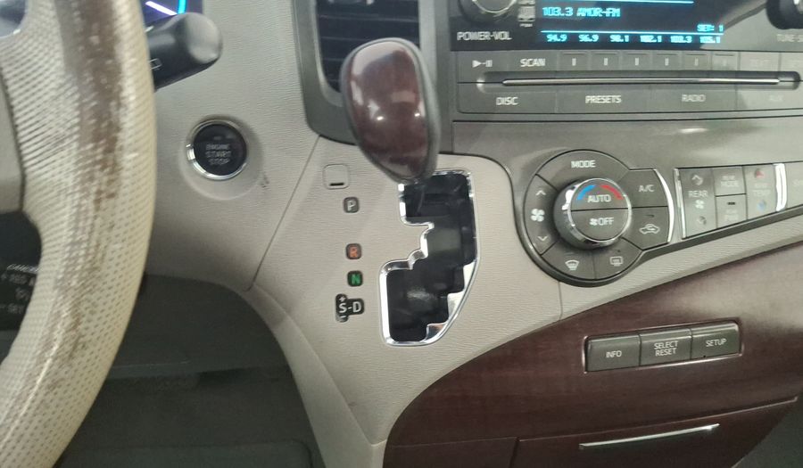 Toyota Sienna 3.5 XLE PIEL AT Minivan 2011
