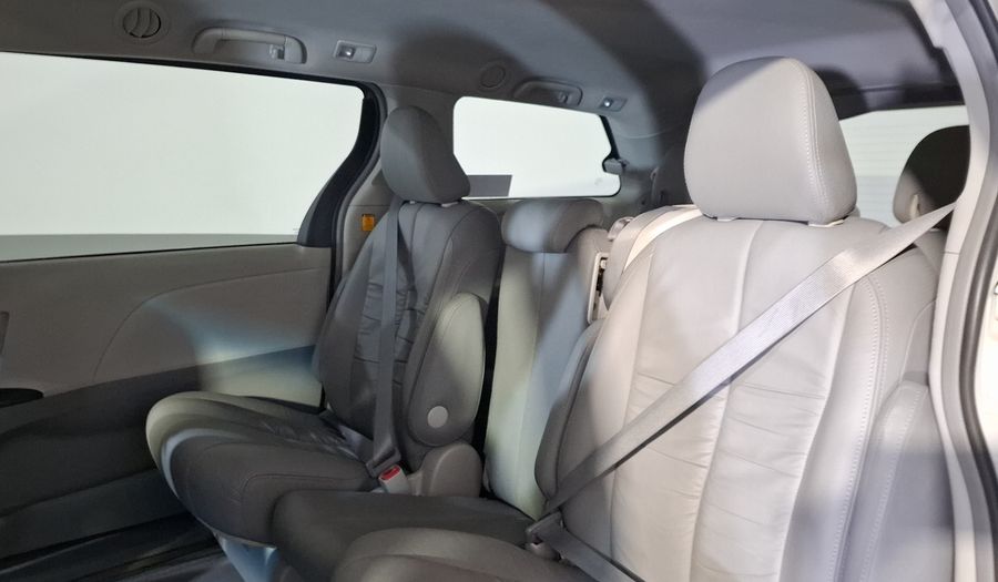 Toyota Sienna 3.5 LE AT Minivan 2013