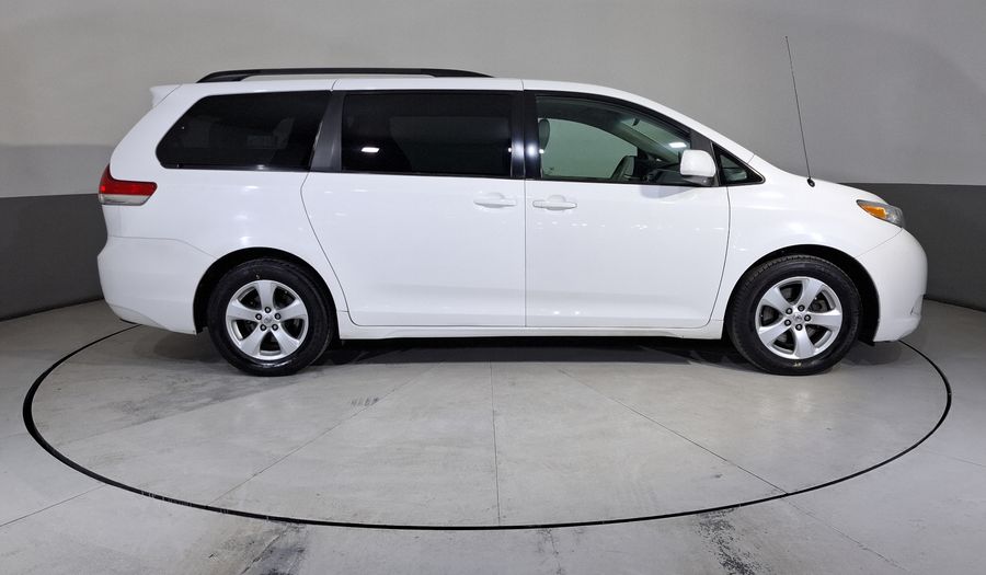Toyota Sienna 3.5 LE AT Minivan 2013