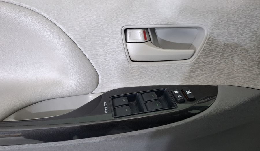 Toyota Sienna 3.5 LE AT Minivan 2013