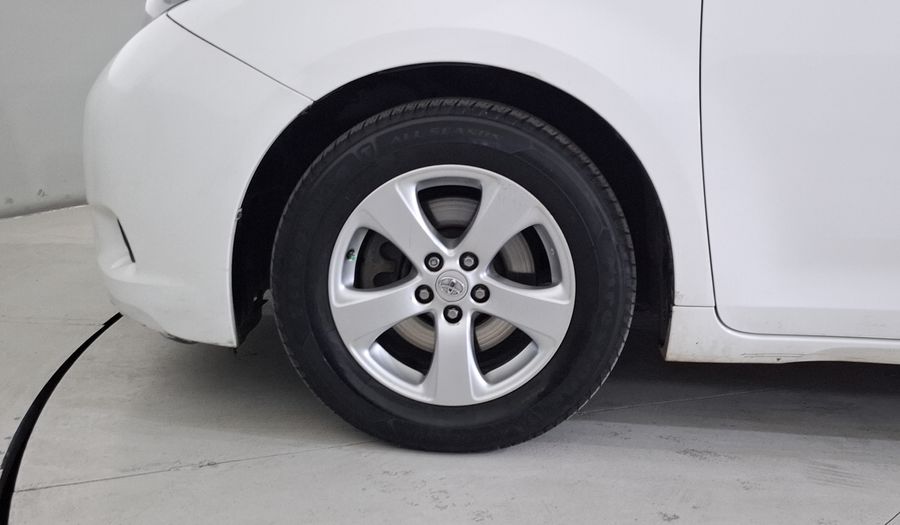 Toyota Sienna 3.5 LE AT Minivan 2013