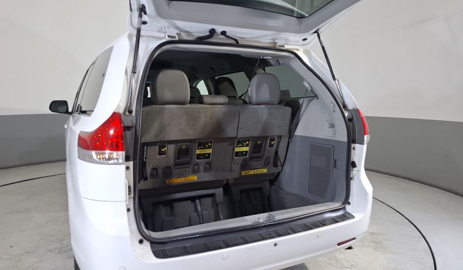 Toyota Sienna 3.5 LE AT Minivan 2013