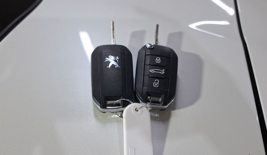 Peugeot 208 1.6 FELINE Hatchback 2017