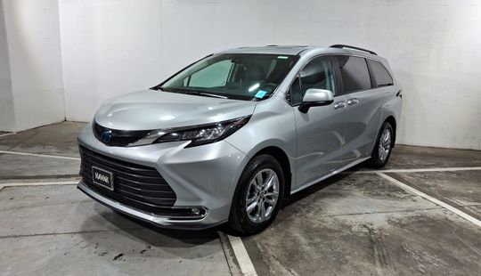 Toyota • Sienna