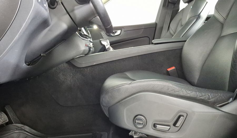 Volvo Xc60 2.0 T5 MOMENTUM AUTO 4WD Suv 2020