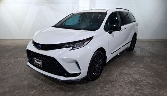 Toyota • Sienna