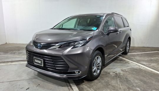 Toyota • Sienna