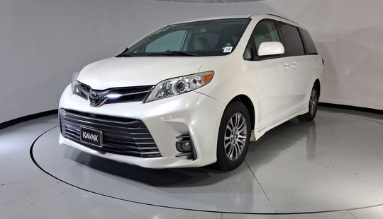 Toyota • Sienna