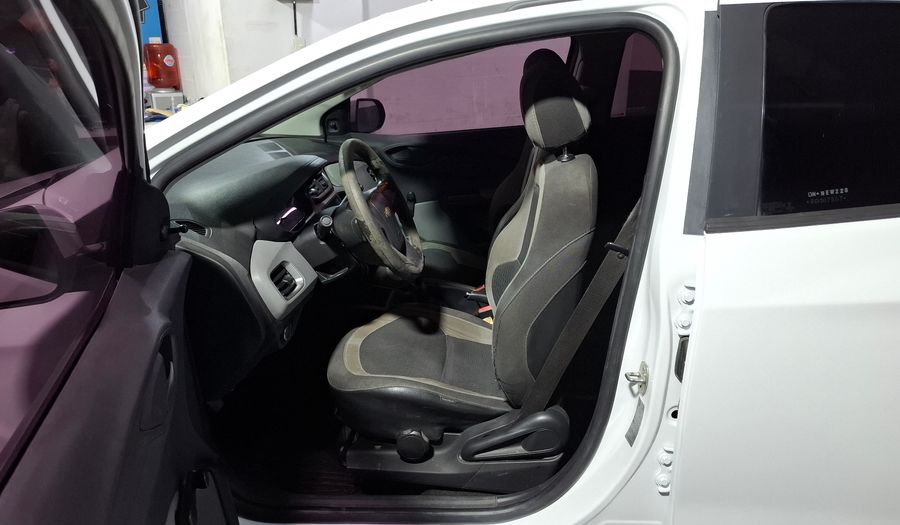 Chevrolet Onix 1.4 LT Hatchback 2013