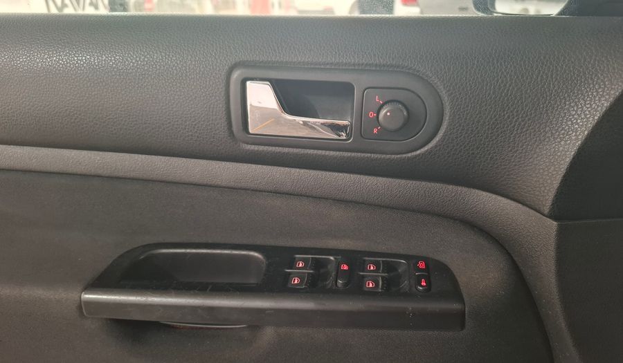 Volkswagen Bora 2.0 TRENDLINE TIPTRONIC Sedan 2011
