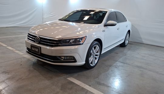 Volkswagen • Passat