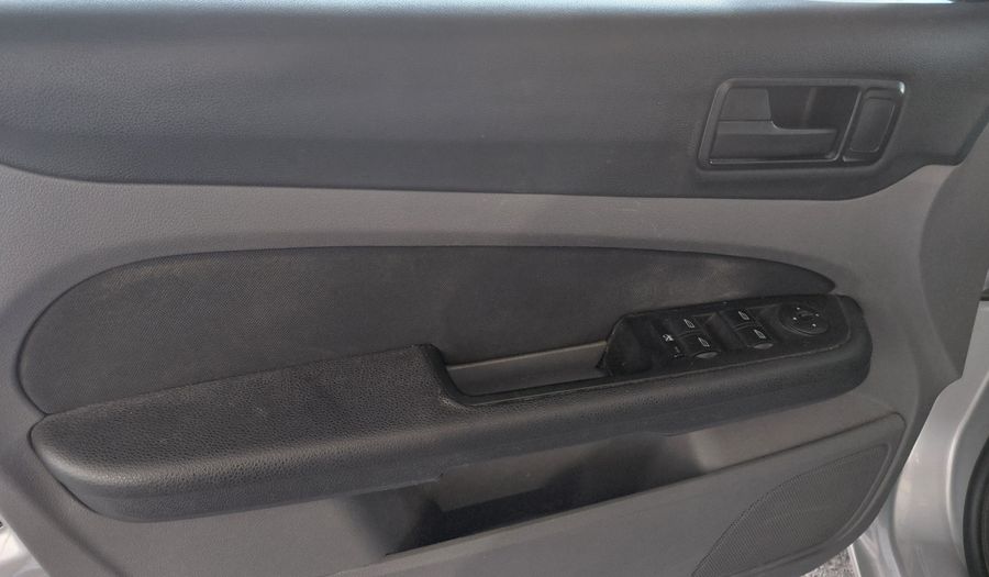 Ford Focus Ii 1.6 TREND Sedan 2010