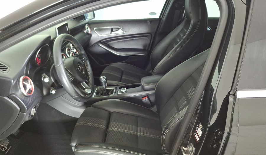Mercedes Benz Clase A 1.3 200 AMG LINE Hatchback 2018