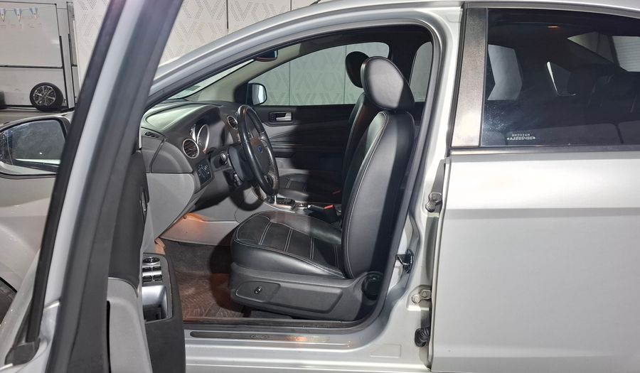 Ford Focus Ii 2.0 GHIA AUTO Sedan 2010