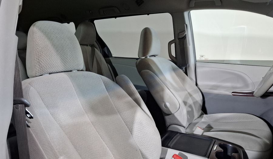 Toyota Sienna 3.5 XLE AT Minivan 2013