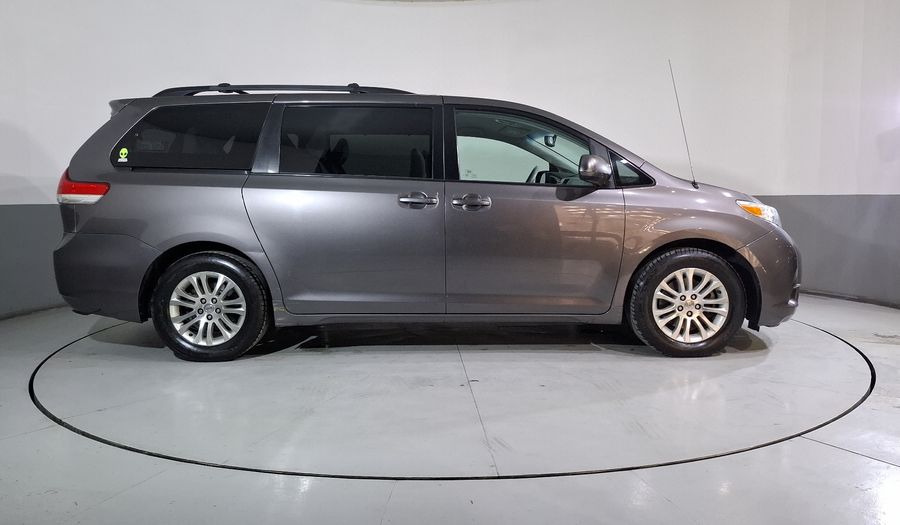 Toyota Sienna 3.5 XLE AT Minivan 2013