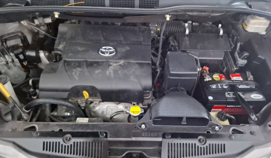 Toyota Sienna 3.5 XLE AT Minivan 2013