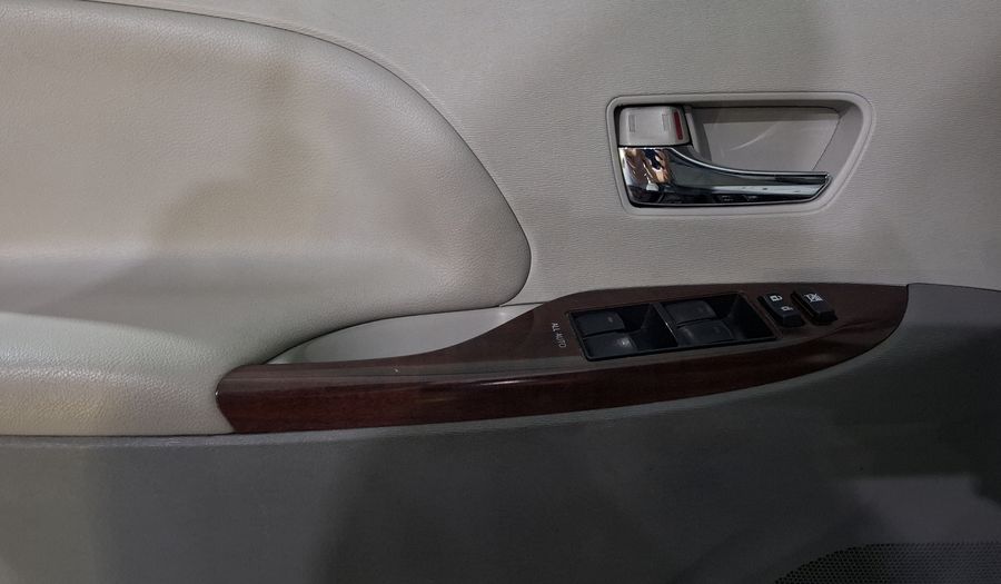 Toyota Sienna 3.5 XLE AT Minivan 2013